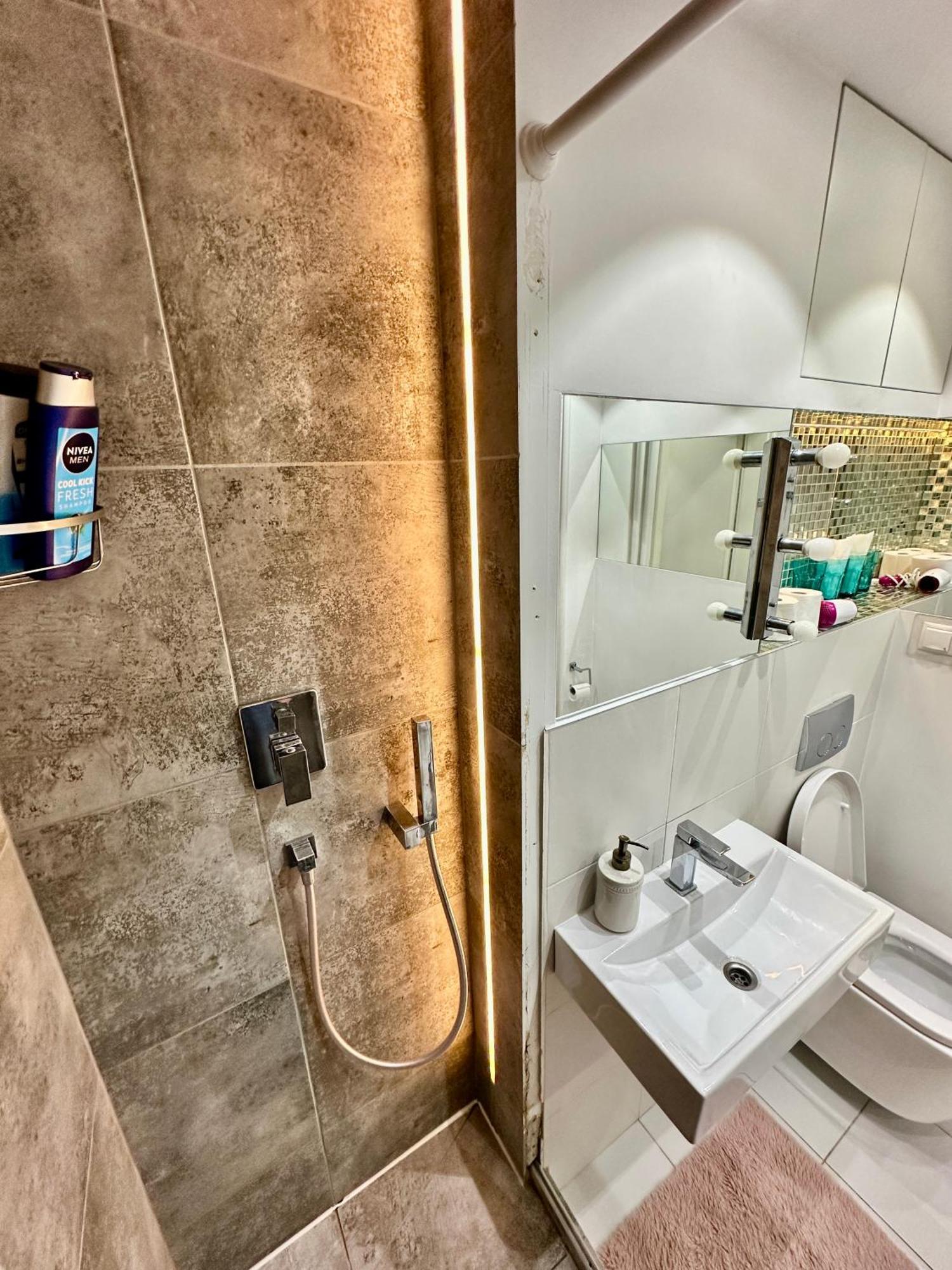 Palace 2 Wifi 600 Mbs 55'tv Netflix Hbo 2xmetro Appletv Apartmán Varšava